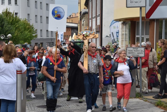 Wyruszyła Rybnicka Pielgrzymka na Jasną Gorę. Przez pandemię idzie 10 razy mniej osób niż zazwyczaj.

Zobacz kolejne zdjęcia. Przesuwaj zdjęcia w prawo - naciśnij strzałkę lub przycisk NASTĘPNE