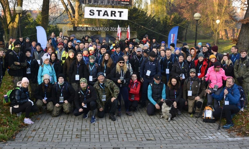 Pieszy Maraton Niepodległości Radomsko 2022. 124 uczestników ruszyło w drogę