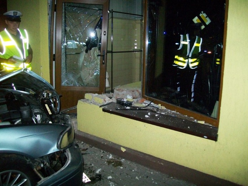 Wypadek w Zagórowie: BMW uderzyło w witrynę sklepową
