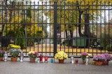 Cmentarz w Nowej Soli. Kwiaty i znicze przed bramą. Tak nekropolia wyglądała 1 listopada. Zobacz zdjęcia i przejmujący film 