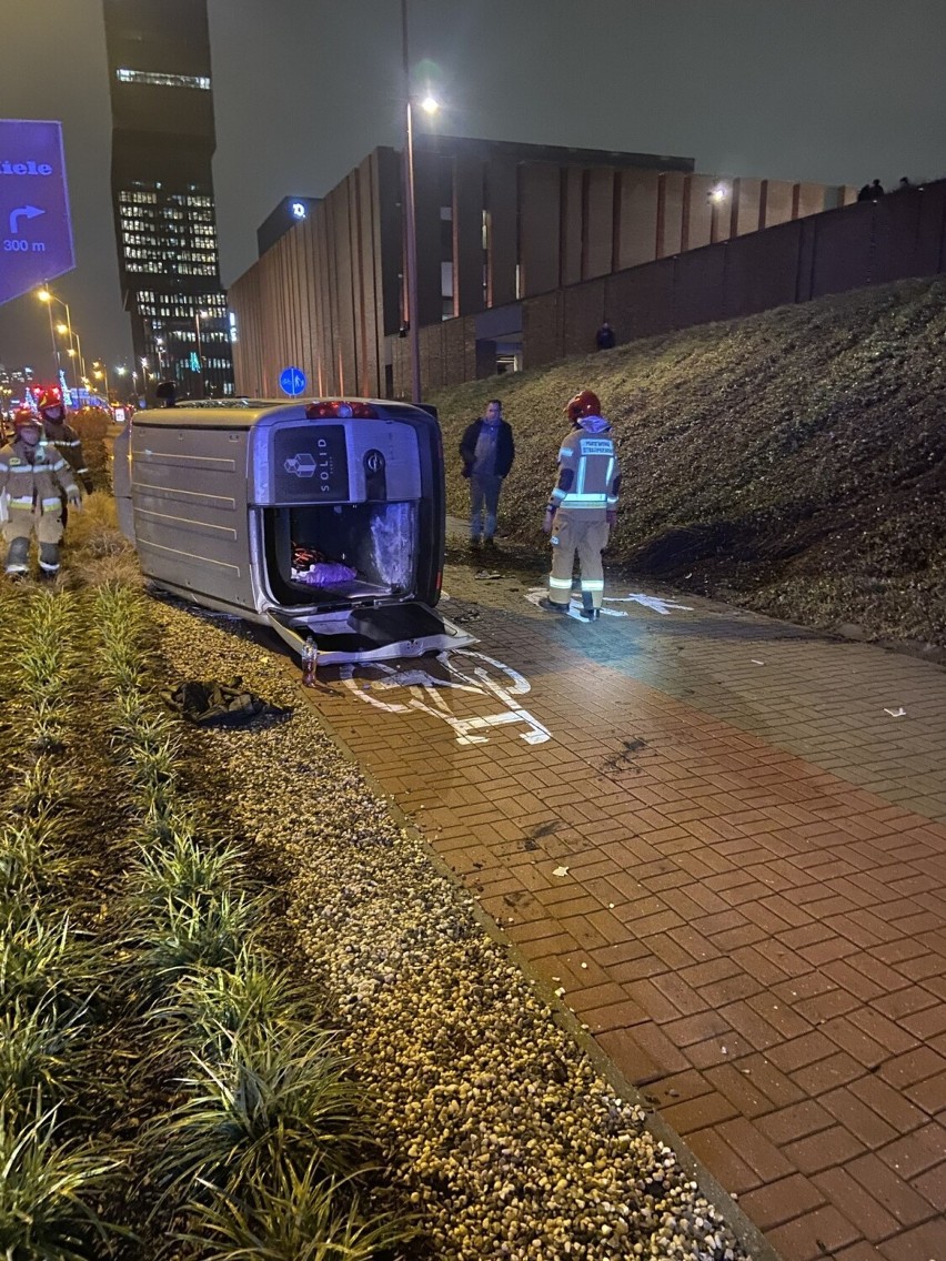 Wypadek busa w Katowicach. Kierowca zakleszczony wewnątrz trafił do szpitala 