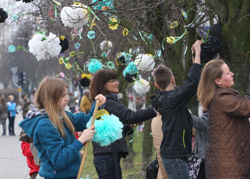 Piotrków: Uczniowie dekorowali drzewa koło galerii Focus Mall