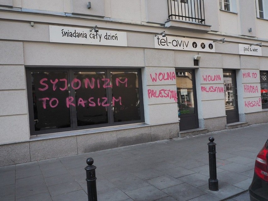 Tel-aviv Cafe zdewastowana. Fasada i szyby baru pomalowane...