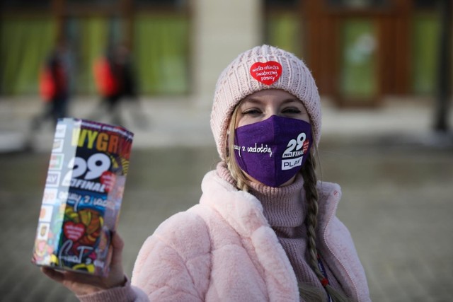 W sztabie przy „Gazecie Krakowskiej” do godz. 16 w puszkach zebrano 44 tysiące, natomiast do eSkarbonek w tym samym czasie trafiło niemal 200 tysięcy.