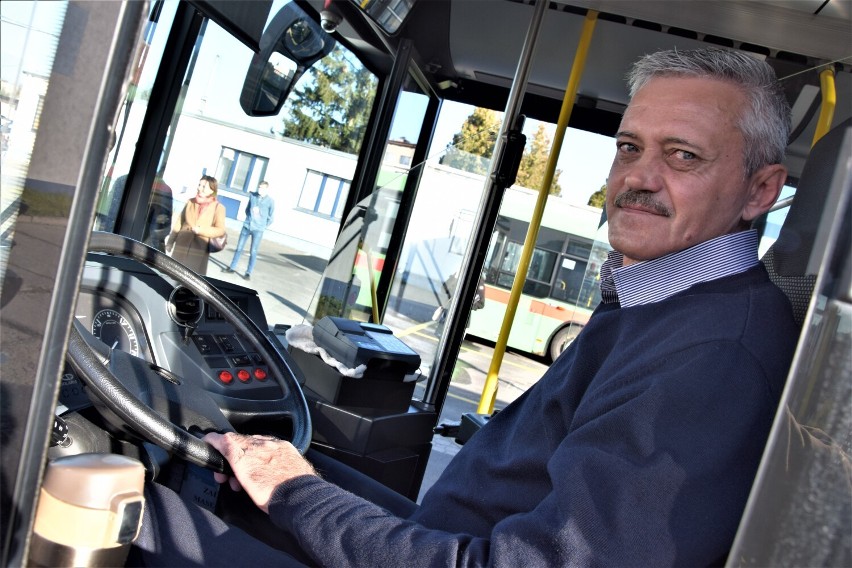 Kierowca MPK w Sieradzu zatrzymał autobus, by pomóc schorowanemu przejść przez pasy. Wzruszający gest dostrzeżono i doceniono ZDJĘCIA, FILM