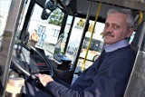 Kierowca MPK w Sieradzu zatrzymał autobus, by pomóc schorowanemu przejść przez pasy. Wzruszający gest dostrzeżono i doceniono ZDJĘCIA, FILM