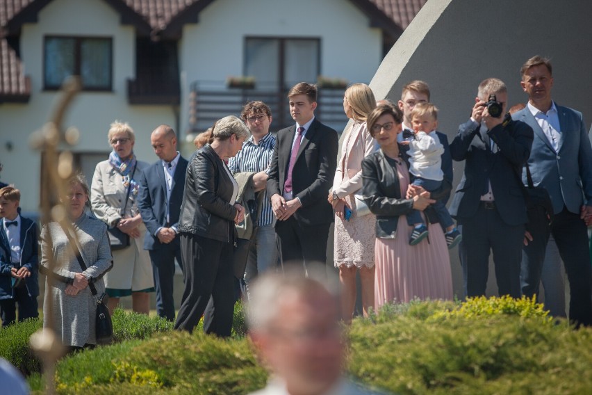 Pierwsza Komunia Święta w Pucku (Parafia św. Faustyny Kowalskiej w Pucku). Wymodliliście sobie pogodę - mówił ks. Pastewski | ZDJĘCIA, WIDEO