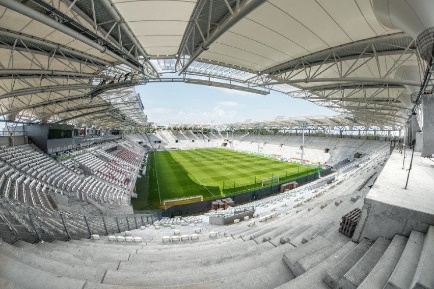 Premiera tuż tuż. Trwa montaż krzesełek na stadionie ŁKS [ZDJĘCIA]