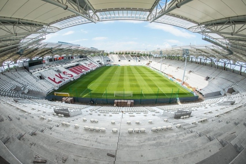 Premiera tuż tuż. Trwa montaż krzesełek na stadionie ŁKS [ZDJĘCIA]