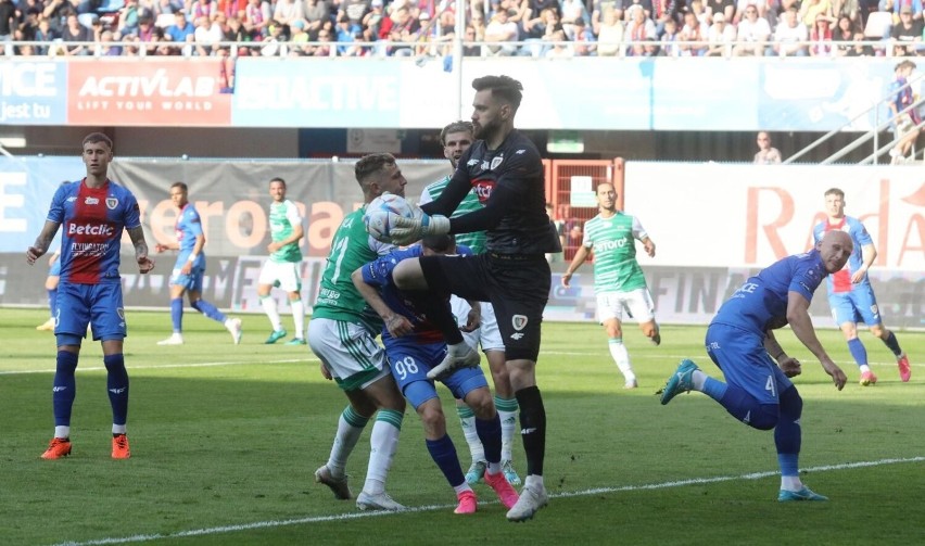 Lechia Gdańsk i kibice surowo ukarani za przerwany mecz z Piastem Gliwice. Fanów biało-zielonych ominą wyjazdy do końca roku