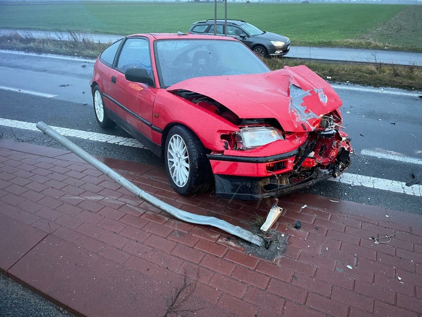 Zderzenie trzech pojazdów w Granowie. Jedna osoba trafiła do szpitala