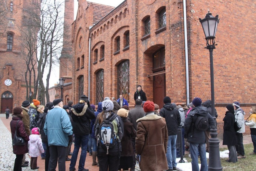 Na wycieczkę po Toruńskich Wodociagach przyszła spora grupa wielbicieli zabytków.