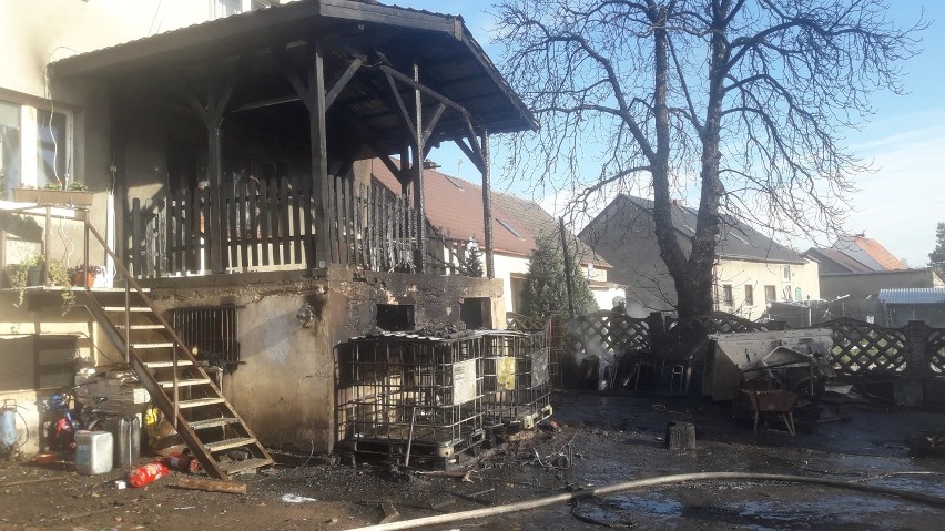 Pożar budynku gospodarczego w Kijowicach. Interweniowało kilka zastępów straży
