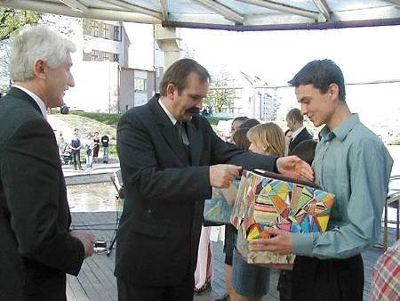 Tadeusz Kopacz i Andrzej Skurzyński wręczyli nagrodę m. in. Łukaszowi Stanny