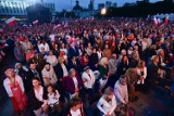 Warszawiacy śpiewają (nie)zakazane piosenki. Na placu Piłsudskiego pojawiły się tłumy. Mieszkańcy śpiewem oddali hołd bohaterom 1944 roku