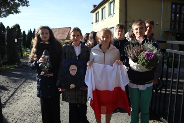 Uczniowie z Klisina uczcili pamięć o niezłomnym kapłanie Michale Norku.