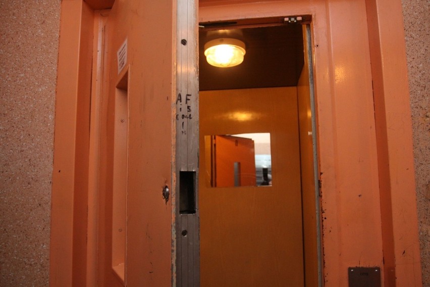 Napad w Zabrzu. 21-latek zaatakował 36-letnią kobietę w windzie