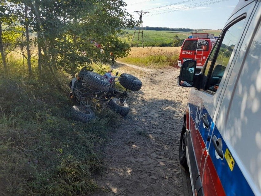 Grabowo Kościerskie. Wypadek na ul. Długiej (3.08.2022). Kierowca quada stracił panowanie nad pojazdem ZDJĘCIA