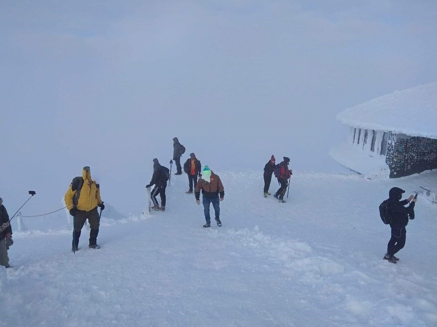 Wyprawa na Śnieżkę o tej porze roku to wyzwanie. Ale warto trochę się pomęczyć. Zobaczcie jak tam pięknie!