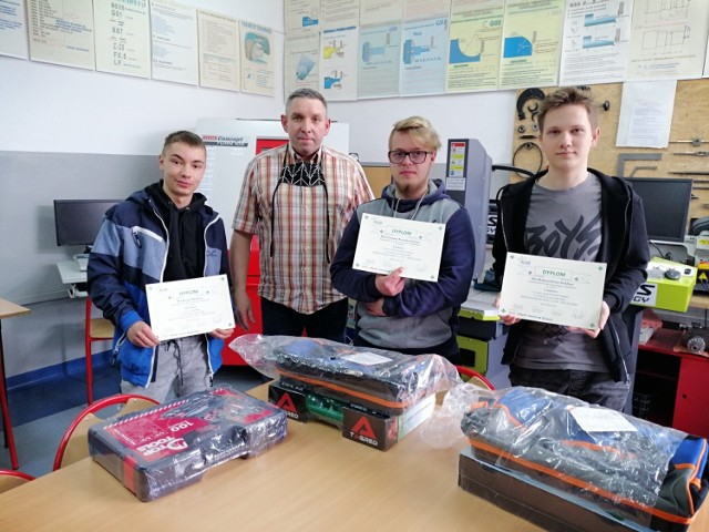 Na zdjęciu: Laureaci Drużyny technikum i szkoły branżowej wraz z opiekunem z Zespołu Szkół nr 5 im. M. Tytusa Hubera w Wałbrzychu