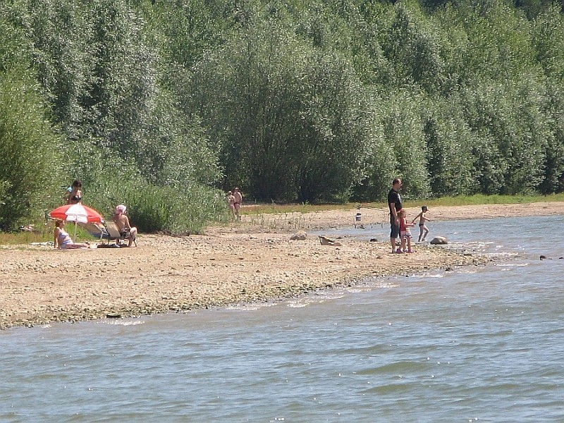 Ludzie plażują nad zbiornikiem wody pitnej Słup (ZDJĘCIA)
