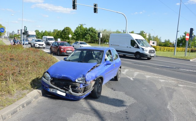 Kolizja na skrzyżowaniu Sikorskiego i Concordii w Piotrkowie. Sprawca uciekł pod prąd