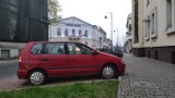 Kary za postój w strefie płatnego parkowania w Piotrkowie trzykrotnie przerosły wartość auta. Jak do tego doszło?