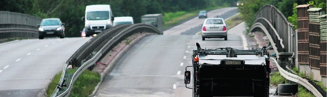 Koleiny i nierówności najbardziej widać na odcinku DK 94 w Strzemieszycach. Remontu wymagają zwłaszcza wiadukty