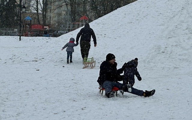 Na górkach saneczkowych w mieście da się jeździć, ale dodatnia temperatura sprawiła, że nie można pojechać tak daleko jak w czasie mroźnej aury.