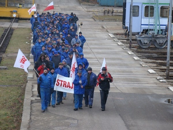Strajk Newag: protest załogi zawieszony, we wtorek negocjacje w sprawie płac [ZDJĘCIA]