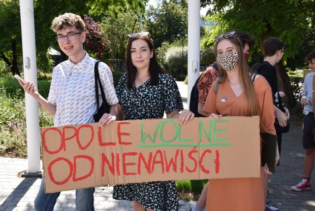 Happening odbył się dziś (22.07) na placu Wolności w stolicy regionu. "Opole wolne od nienawiści", "Seks tak, seksizm nie" oraz "Segregujmy śmieci, a nie ludzi" to tylko niektóre z transparentów, jakie mieli ze sobą aktywiści. Wydarzenie miało być sprzeciwem wobec szeroko rozumianej dyskryminacji i przemocy. - Przy tej okazji zbieramy podpisy pod obywatelskim projektem uchwały, by Opole mogło stać się strefą wolną od nienawiści. Potrzebujemy 300 podpisów, by projekt mógł trafić do rady miasta Opola - mówi Amadeusz Hoffman z Federacji Młodych Socjaldemokratów.