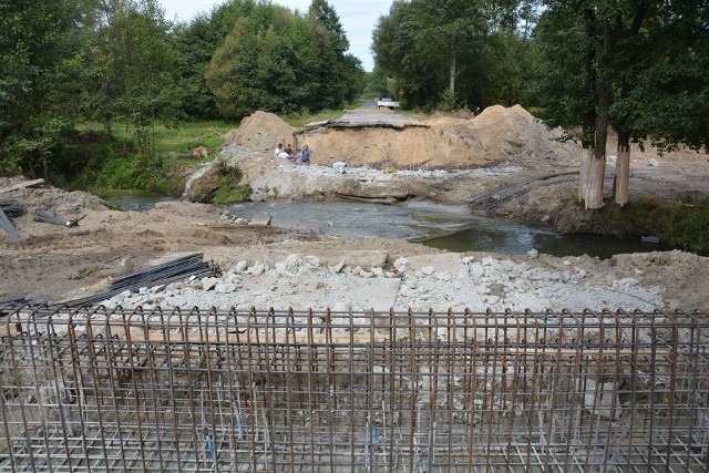 Drogowcy budują nowy most na rzece Wyżnica, w gm. Józefów nad Wisłą.