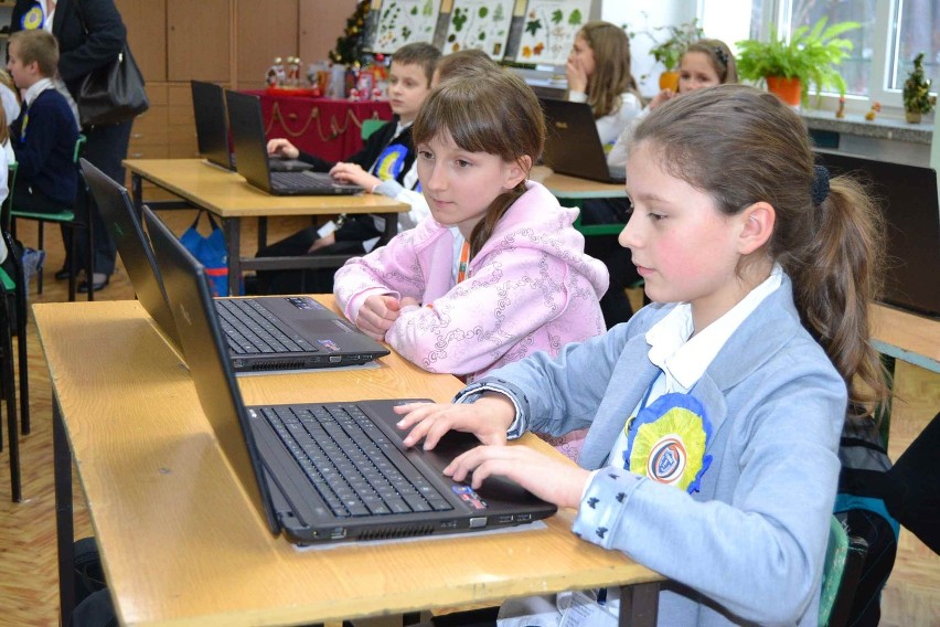Dzieci z klas czwartych w Szkole Podstawowej nr 5 w Lęborku dostały komputery
