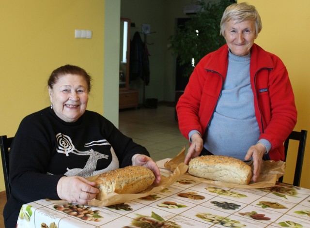 Na jednym ze spotkań seniorzy wypiekali chleb