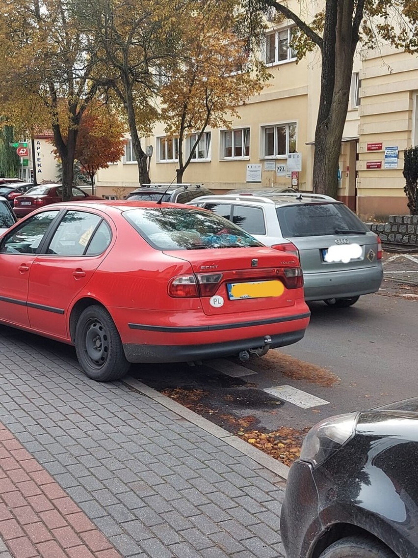 Mistrzowie Parkowania w Obornikach. Galeria "dziwnie" zaparkowanych samochodów na ulicach i parkingach