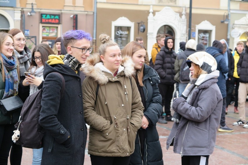 Na opolskim rynku po raz 21. maturzyści zatańczyli...