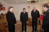 Ksiądz, który uratował parafianina w Piotrkowie, odebrał podziękowania od strażaków