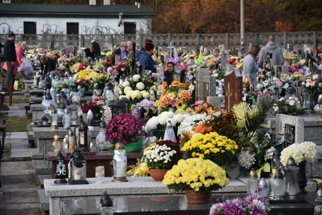 Wiele osób już odwiedziło groby bliskich. Cmentarze pełne kwiatów i zniczy