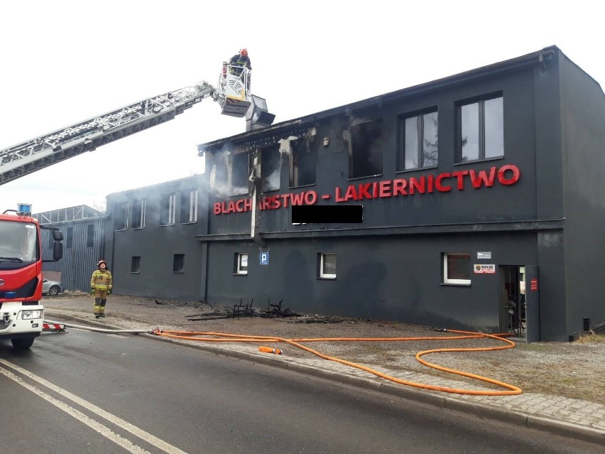 Pożar w lakierni w Niedobczycach. Straty wstępnie oszacowano na 300 tysięcy złotych 