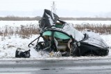 Tragedia pod Trzebnicą. Jaguar rozpadł się na dwie części: kierowca był pijany, jego pasażer nie żyje