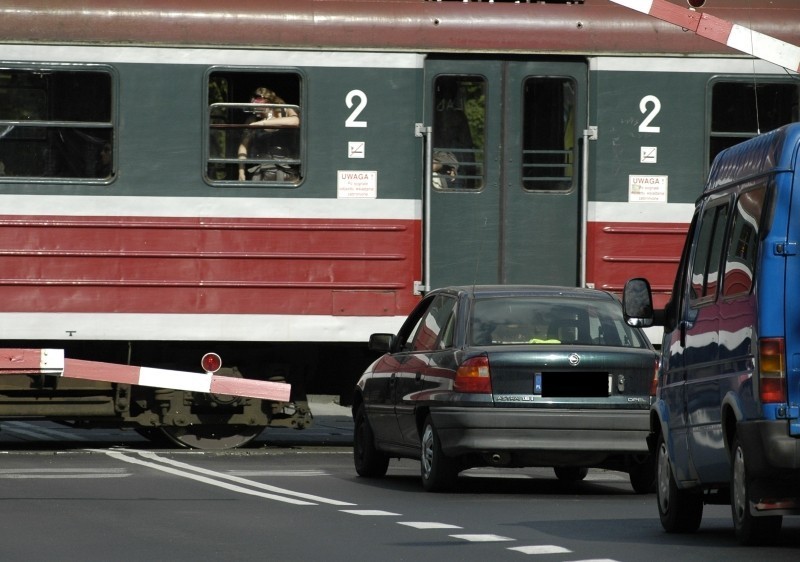 Auto wjechało pod pociąg na Bałtyckiej. Zdjęcie ilustracyjne