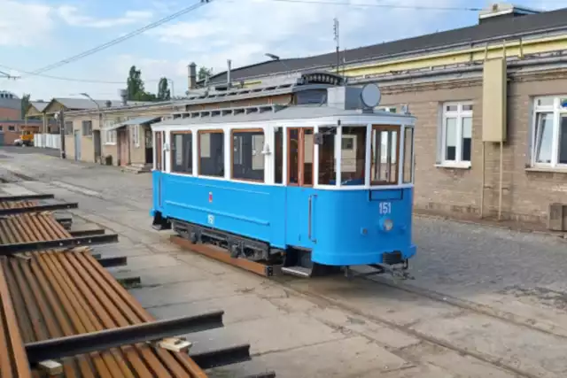 Zabytkowy tramwaj wyjechał na stołeczne tory. Pojazd spędzi w Warszawie całe lato