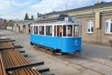 Zabytkowy niebieski tramwaj na warszawskich torach. 113-letni pojazd z Krakowa spędzi w stolicy całe lato