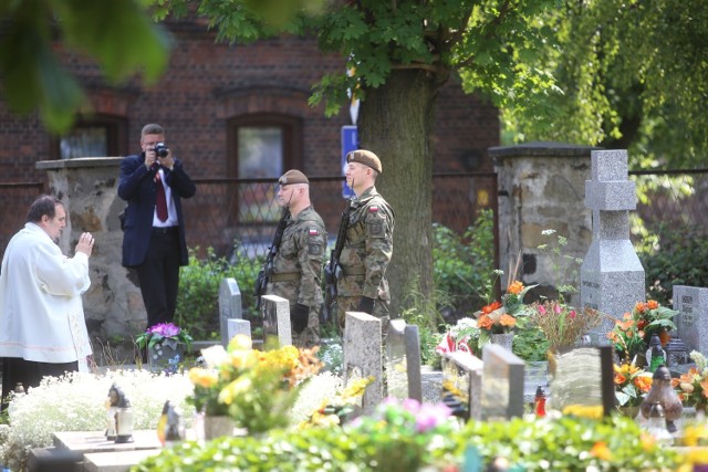 Poświęcenia grobów powstańców śląskich w Rudzie Śląskiej.

Zobacz kolejne zdjęcia. Przesuwaj zdjęcia w prawo - naciśnij strzałkę lub przycisk NASTĘPNE