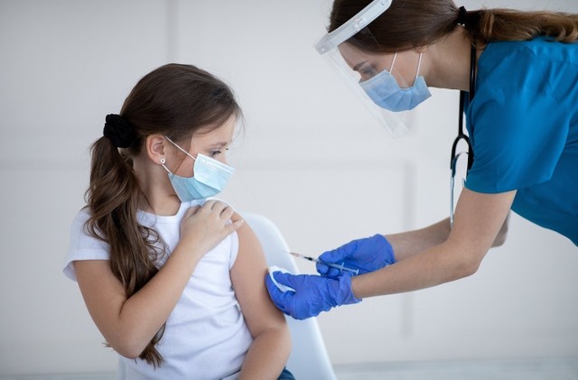 Pierwsza dostawa szczepionek przeciwko koronawirusowi dla dzieci w wieku 5-11 lat dotrze do Polski w poniedziałek, 13.12.2021.