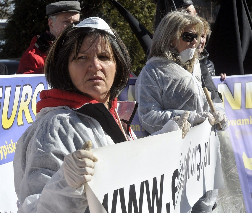 Happening przed WIOŚ w Gdańsku: Protest przeciwko &quot;Eko Dolinie&quot; i zaniechaniu urzędów! ZDJĘCIA