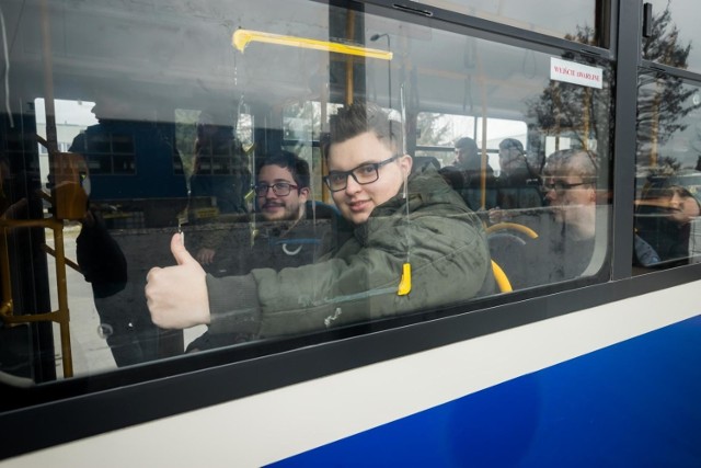 Od 1 marca po Bydgoszczy nie będą już kursowały autobusy wysokopodłogowe. W sobotę (22 lutego) miłośnicy komunikacji przejechali się po mieście mercedesem conecto o345 g w ostatnim, symbolicznym kursie. 

Zobaczcie zdjęcia >>>