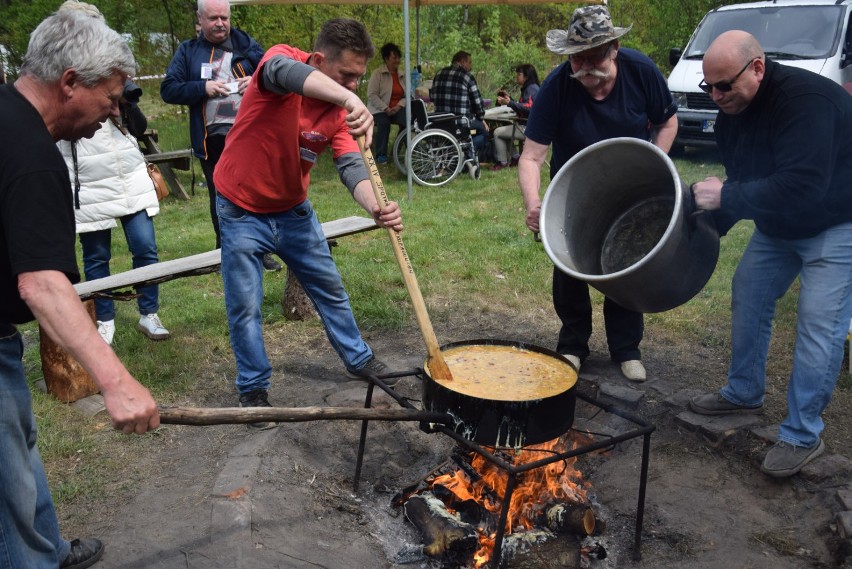 Jajecznica z 360. jaj z cebulą, mięsem i szczypiorkiem...