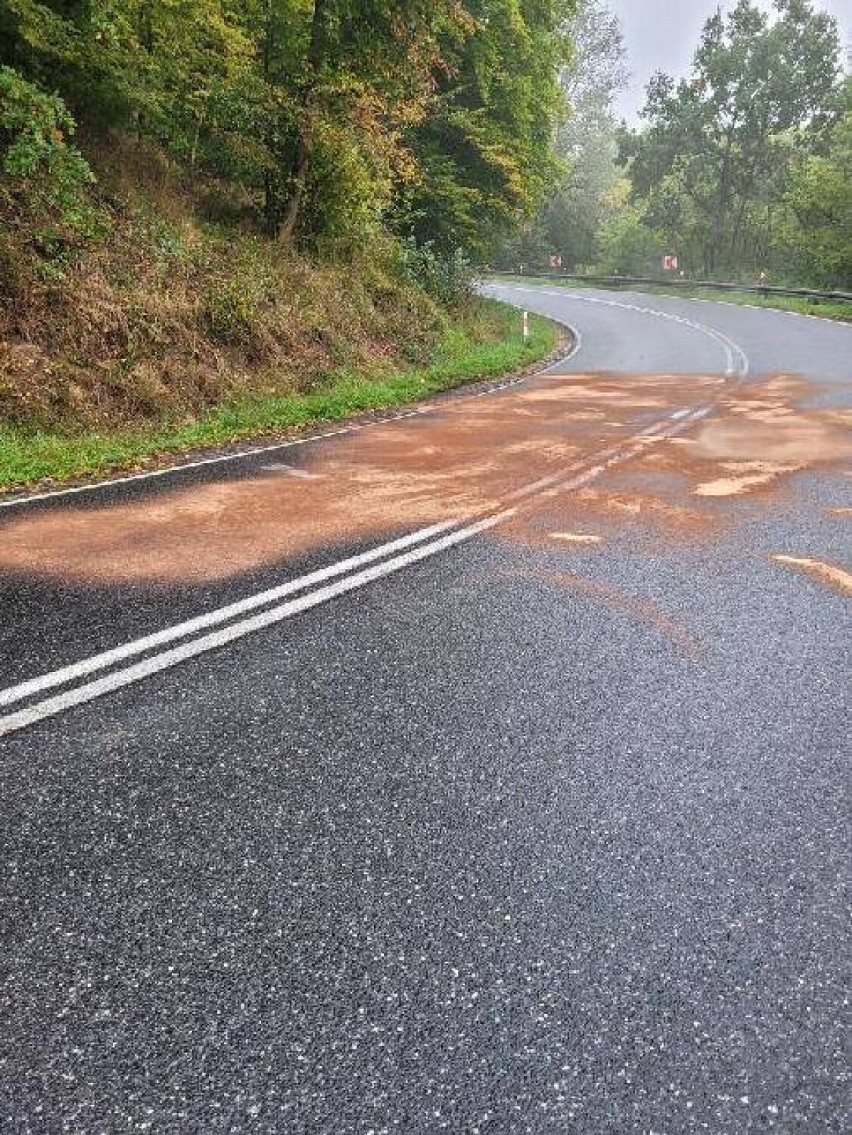 Wypadek w Kłódce pod Grudziądzem. Samochód uderzył w przyczepę ciągnika rolniczego