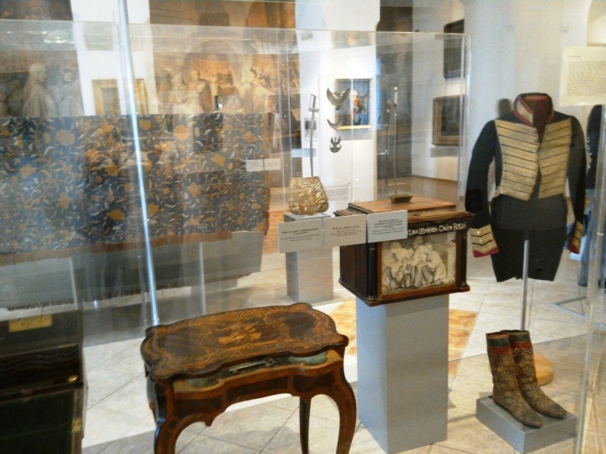 eksponaty z sali na parterze w Muzeum Czartoryskich